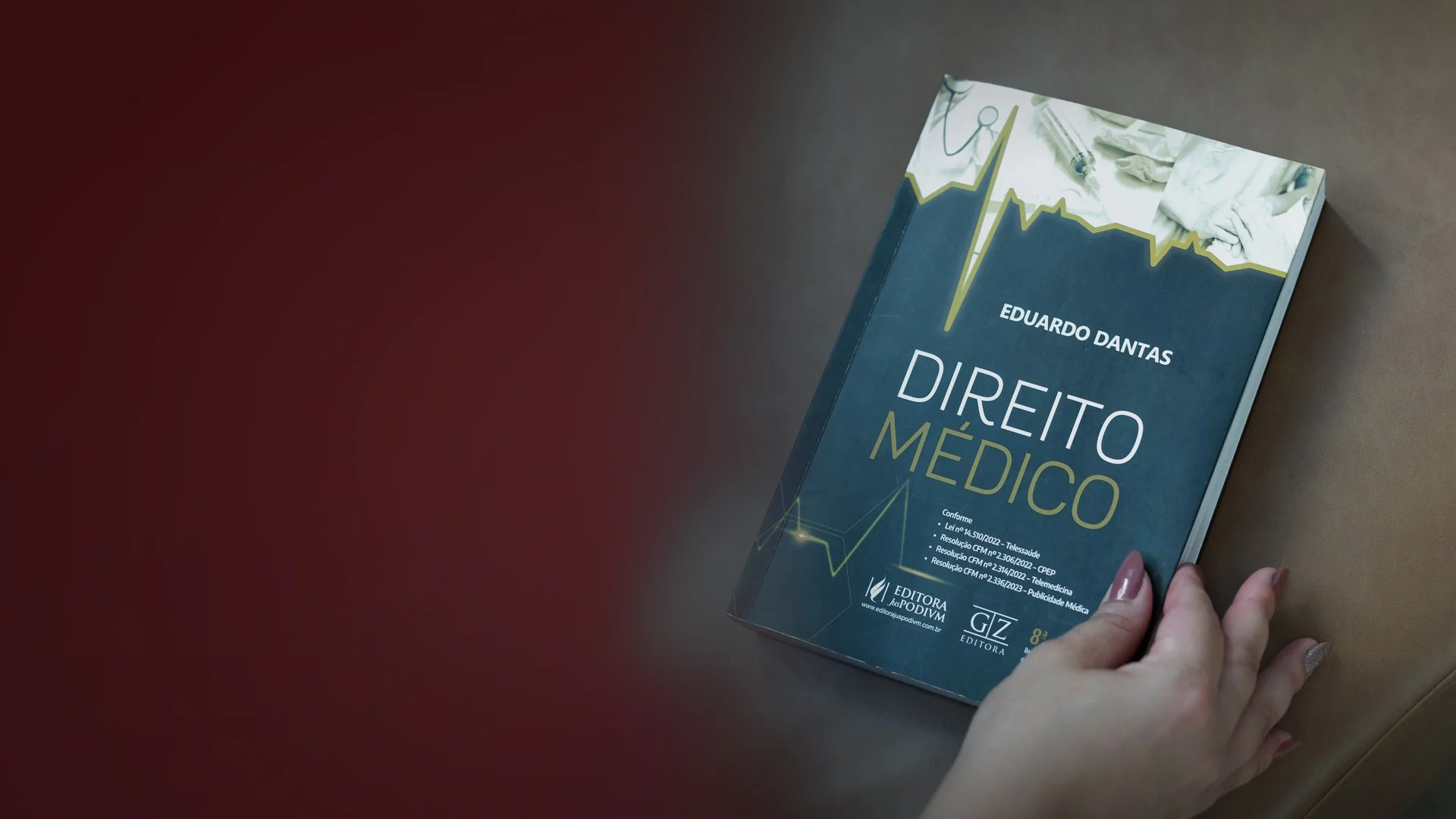 Mão sobre o livro Direito Médico, de Eduardo Dantas